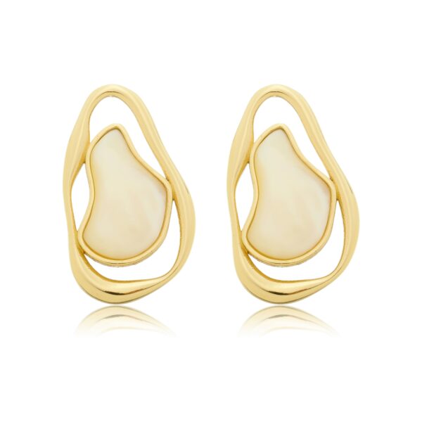 BRINCO ORGÂNICO OLIVIA COM MADRE PÉROLA BANHADO À OURO 18K